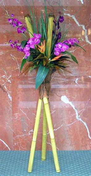 Tripod bamboo design with purple phalenopsis by: Paolo Calvenzani