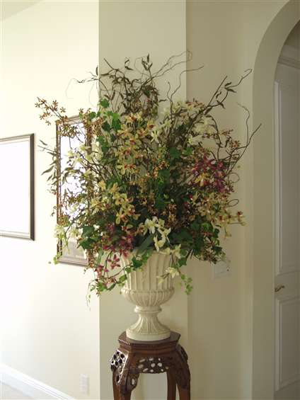 Mixed orchids design in large urn. By Paolo C.